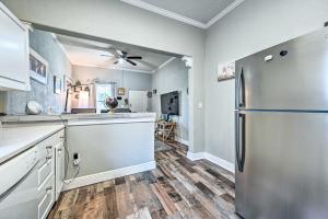 uma cozinha com um frigorífico em aço inoxidável e pisos em madeira em Updated Ybor City Duplex about half Mi to Seventh Ave! em Tampa