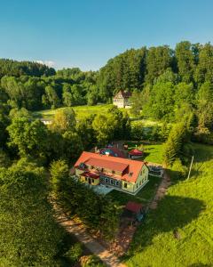 una vista aérea de una casa en un campo en Chalupa Křenov 62, en Bernartice