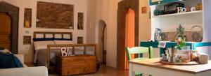 een slaapkamer met een bed en een tafel in een kamer bij aCasetta GuestHouse in Viterbo