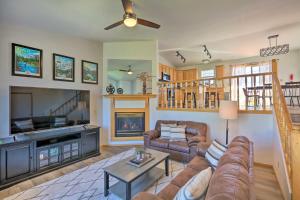 Atpūtas zona naktsmītnē Red Lodge Townhome with Hot Tub and Mountain Views!