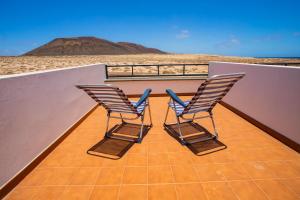 カレタ・デル・セボにあるEslanzarote El Ancla House, wifi, Sea viewsの屋根に座る椅子2脚