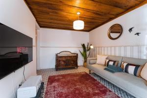 Casa Amarela في أوبيدوس: غرفة معيشة مع أريكة وتلفزيون