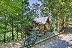una baita nel bosco con alberi di Secluded Blue Ridge Cabin Walk to Trails! a Blue Ridge