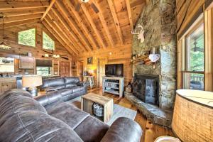 un soggiorno con divano e camino di Secluded Blue Ridge Cabin Walk to Trails! a Blue Ridge