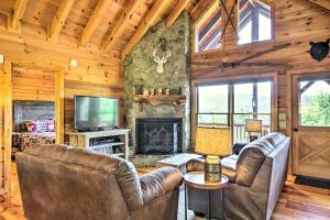 un soggiorno con mobili in pelle e un camino di Secluded Blue Ridge Cabin Walk to Trails! a Blue Ridge