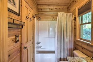 un bagno con wc, lavandino e doccia di Secluded Blue Ridge Cabin Walk to Trails! a Blue Ridge Altre 20 foto