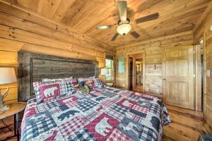 una camera da letto con un letto e un soffitto in legno di Secluded Blue Ridge Cabin Walk to Trails! a Blue Ridge