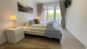 Un pat sau paturi într-o cameră la Strandhaus-Nordseebrandung-Fewo-A1-5