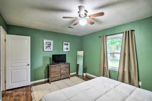 Säng eller sängar i ett rum på Convenient Pensacola Home with Deck and Fire Pit!