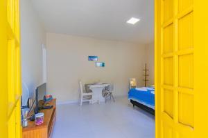 uma sala com um quarto com uma cama e uma mesa em Suítes B6 em Porto de Galinhas
