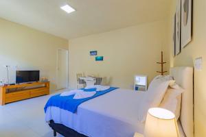 Habitación hospitalaria con cama y TV en Suítes B6, en Porto de Galinhas