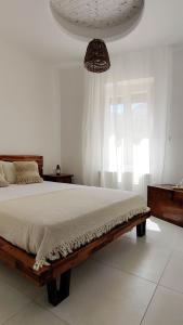 1 dormitorio con 1 cama y luz colgante en Laina Traditional Guest House, en Apérathos