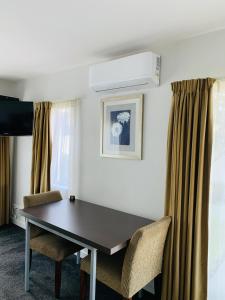 TV a/nebo společenská místnost v ubytování Airport Delta Motel