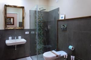 A bathroom at Naca Suite