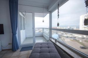 クックスハーフェンにあるFrische-Brise-06-11の大きな窓とソファが備わる広い客室です。
