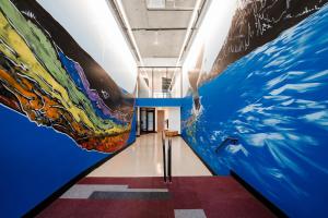 un corridoio con un grande dipinto sul muro di Sonder at Pivot a Seattle