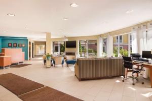 an office with a lobby with desks and chairs at Best Western Plus Traverse City in Traverse City