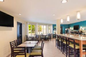 a restaurant with tables and chairs and a bar at Best Western Plus Traverse City in Traverse City