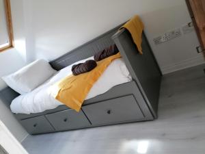 ein kleines Bett in einem kleinen Zimmer in der Unterkunft Agnes House in Grimsby