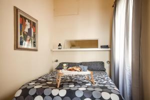 フィレンツェにあるApartments Florence - Ginevraのベッドルーム1室(ベッド1台、テーブル、テディベア付)