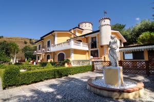 Eine Statue eines Mannes vor einem Haus. in der Unterkunft Hotel Villa La Colombaia in Agropoli