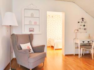 uma sala de estar com uma cadeira e uma mesa em Romantic Style Apartment Titisee em Titisee-Neustadt