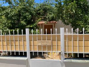Fotografia z galérie ubytovania Catalina's house -Μικρή εξοχική κατοικία με αυλή & parking v destinácii Xylokastron