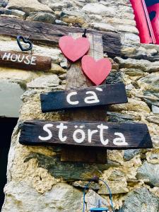 グラヴェドーナにあるCa' Storta una romantica baita fra i montiの石壁の心の二つ看板