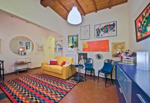 フィレンツェにあるApartments Florence - Laura Ground Floorのリビングルーム(黄色のソファ、椅子付)