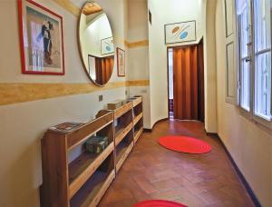 フィレンツェにあるApartments Florence - Laura Ground Floorの鏡と赤フリスビーの廊下