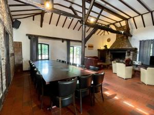 una grande sala da pranzo con un grande tavolo e sedie di Magnificent Farmhouse in Sint Joost a Sint Joost