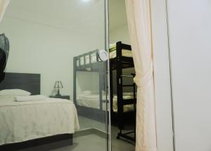 Ein Etagenbett oder Etagenbetten in einem Zimmer der Unterkunft Hospedaje El Velero