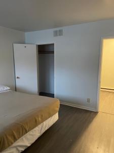 Postel nebo postele na pokoji v ubytování Norfolk Motel