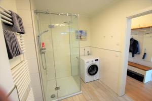 ホーヴァハトにあるMeeresblick-Strandparadies-Haus-3-WE-37のバスルーム(洗濯機、シャワー付) +22枚の写真