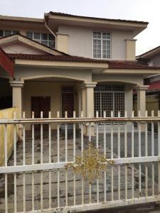 een wit hek voor een huis bij Guesthouse Adam in Pengkalan Cepa
