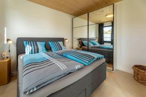 Una cama o camas en una habitación de Strandgaenger-Hohwacht