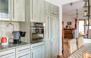 Kjøkken eller kjøkkenkrok på Beautiful Home In Brnlos With Wifi