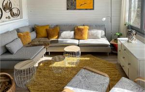 ein Wohnzimmer mit einem grauen Sofa und gelben Kissen in der Unterkunft Ferienhaus 12 In Kirchheim in Reimboldshausen