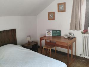 Posteľ alebo postele v izbe v ubytovaní Gîte familial spacieux avec jardin privatif, proche mer, équipements bébé, ping-pong, cheminée - FR-1-510-171