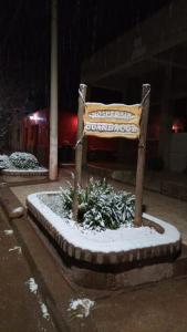 un banco de parque cubierto de nieve por la noche en Hospedaje Guandacol en Guandacol