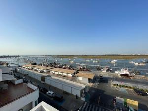 een luchtzicht op een jachthaven met boten in het water bij Apartamento Ría Punta Umbría in Punta Umbría