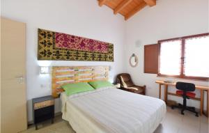 - une chambre avec un lit et un bureau dans l'établissement Cozy Apartment In Riola Sardo With Kitchen, à Riola Sardo