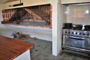 cocina con fogones y fogones horno superior en Cabañas Ceferino en Federación