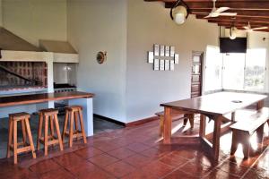cocina con mesa y taburetes en una habitación en Cabañas Ceferino en Federación