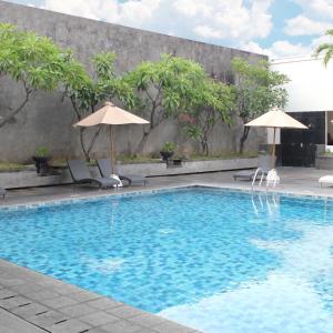 Bazén v ubytování Hotel Santika Premiere Semarang nebo v jeho okolí