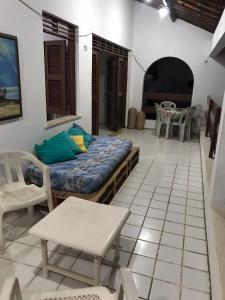 Habitación con cama, mesa y sillas. en Fortaleza- Praia Beach Park Aptº Porto das Dunas, en Aquiraz