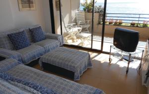 sala de estar con sofá y silla en Stunning Apartment In Tossa De Mar With Wifi, en Tossa de Mar
