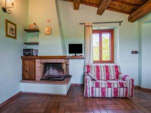 Μια τηλεόραση ή/και κέντρο ψυχαγωγίας στο Holiday Home in Sellano with Pool & Sun Terrace