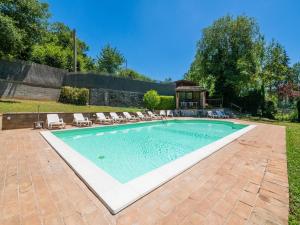 een zwembad met stoelen en een prieel bij Quiet holiday home in Sellano with swimming pool a few kilometers from Rasiglia in Sellano