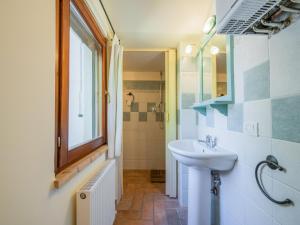 Ένα μπάνιο στο Holiday Home in Sellano with Pool & Views +32 φωτογραφίες
